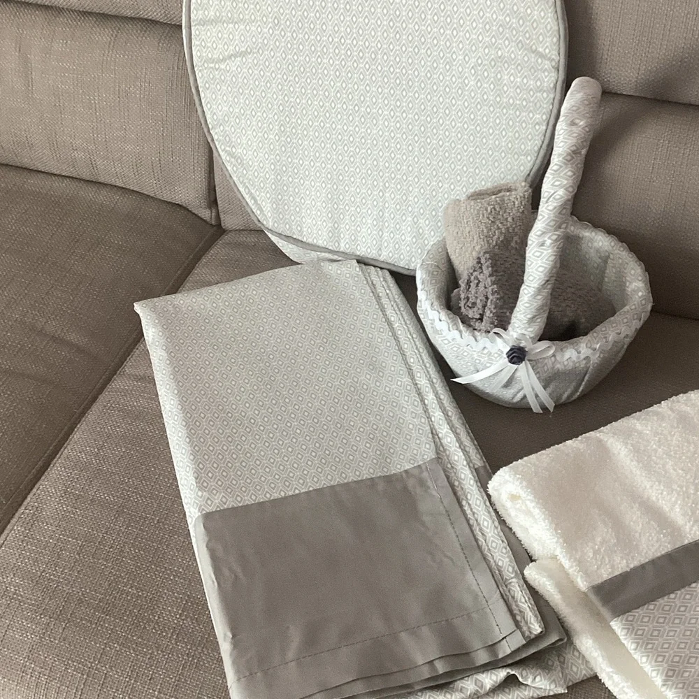 Elegant White and Gray Bathroom Set - Picture 3 of 3
